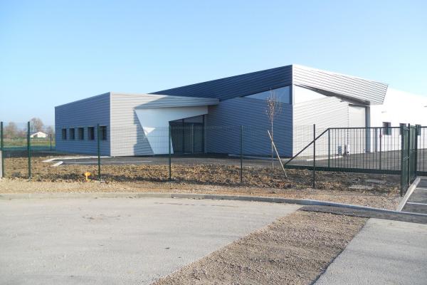Créée en 2009, GLASS INOV  impose son savoir-faire dans la fabrication de châssis vitrés et de portes vitrées et confie son projet de construction à Cristalead Ingénierie sur la commune de Crass-sur-Reyssouze (01)