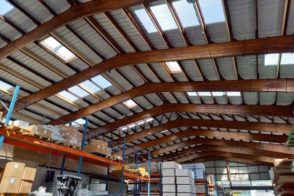 Nouveau showroom de 400 m2 avec un plafond abaissé, une décoration chaleureuse et un aménagement dynamique chez Pagot-Savoie à Champagnole (39)