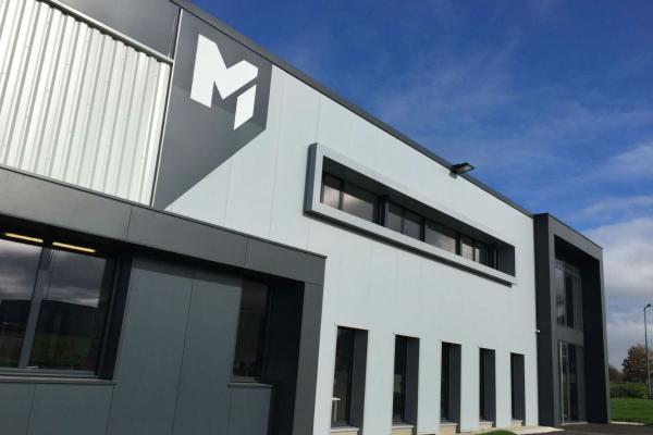 La société Megret et Fils, spécialisée dans la vente de machines de confection neuves et d'occasion, choisit la Zone d'Activités Ligerval à Digoin pour implanter son nouveau bâtiment