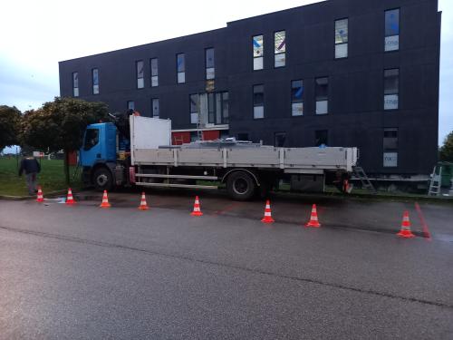 Cette semaine chez Galileo Global Education, pose d'un escalier de secours extérieur en façade Nord du bâtiment pour desservir le niveau R+1 afin d'assurer l'évacuation rapide et sécurisée du personnel en cas d'urgence.