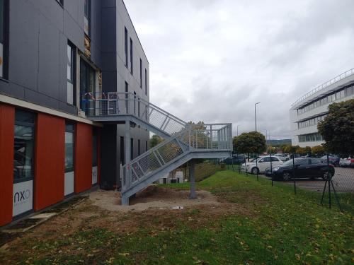 Cette semaine chez Galileo Global Education, pose d'un escalier de secours extérieur en façade Nord du bâtiment pour desservir le niveau R+1 afin d'assurer l'évacuation rapide et sécurisée du personnel en cas d'urgence.