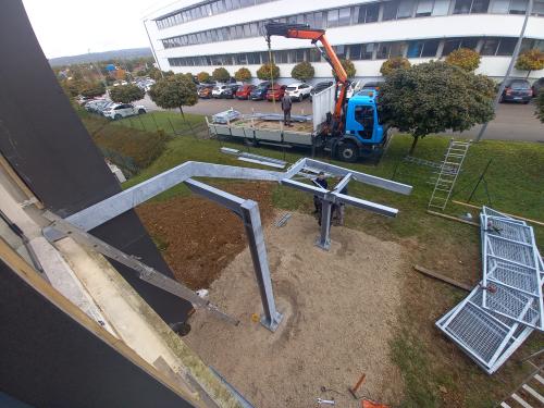 Cette semaine chez Galileo Global Education, pose d'un escalier de secours extérieur en façade Nord du bâtiment pour desservir le niveau R+1 afin d'assurer l'évacuation rapide et sécurisée du personnel en cas d'urgence.